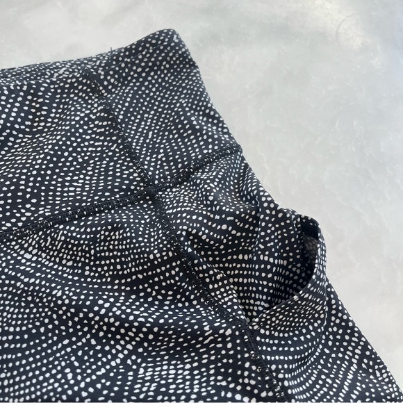 LuLuLemon 26” super lightweight legging. Black and white dots. 4 - Picture 5 of 16